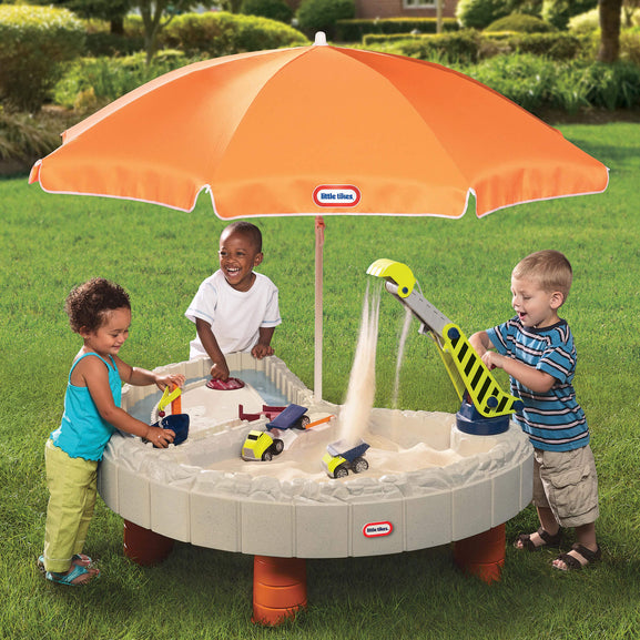 kids playing at Builders Bay Sand & Water Table